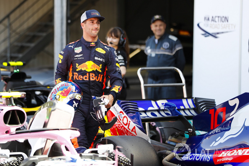 Daniel Ricciardo, Red Bull Racing, attraversa il parco chiuso dopo aver conquistato la pole position