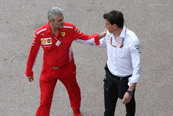 Maurizio Arrivabene, Teambaas Ferrari, met Toto Wolff, Executive Director (Business), Mercedes AMG
