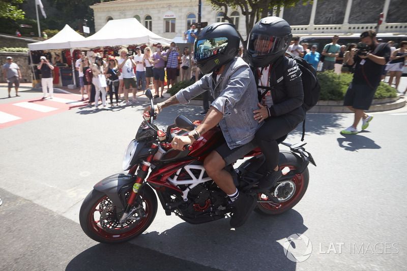 Lewis Hamilton, Mercedes AMG F1, a bordo de su motocicleta