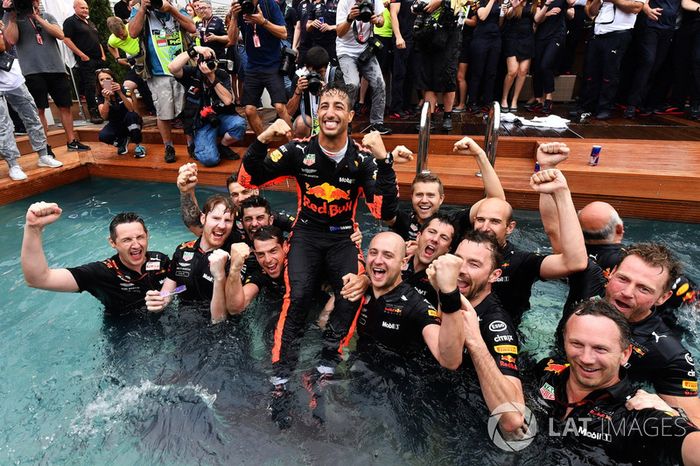 El ganador de la carrera Daniel Ricciardo, Red Bull Racing celebra con el equipo en la piscina Red Bull Energy Station