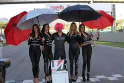 Luca Raggi con le grid girls