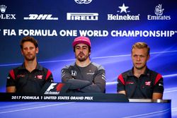 Romain Grosjean, Haas F1 Team, Fernando Alonso, McLaren, Kevin Magnussen, Haas F1 Team, en la confer