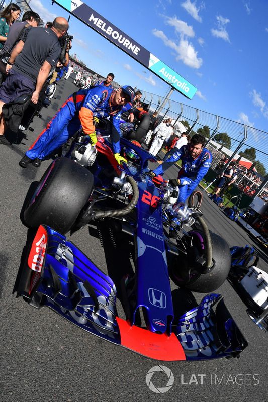 Brendon Hartley, Scuderia Toro Rosso STR13 en la parrilla