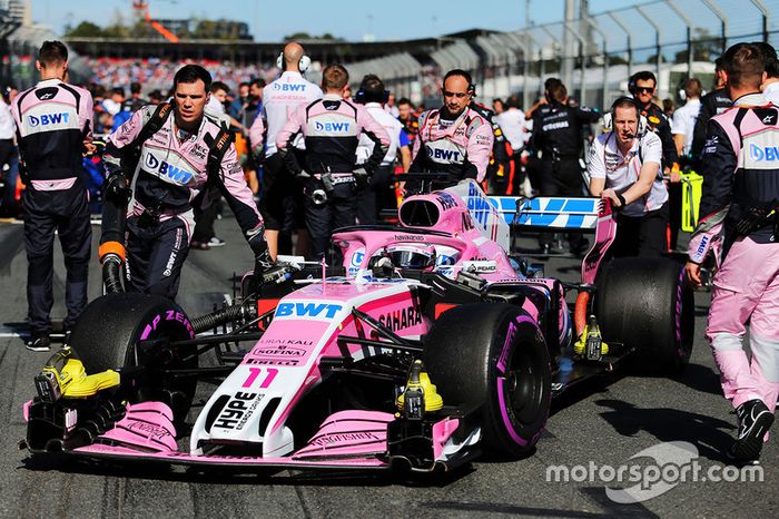 Sergio Pérez, Force India VJM11 con mecánicos en la parrilla