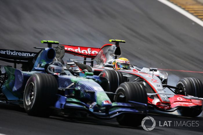 Lewis Hamilton, McLaren MP4-22 y Rubens Barrichello, Honda RA107