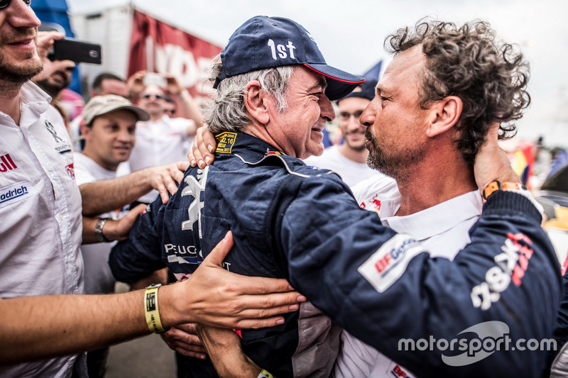 Le vainqueur #303 Peugeot Sport Peugeot 3008 DKR: Carlos Sainz