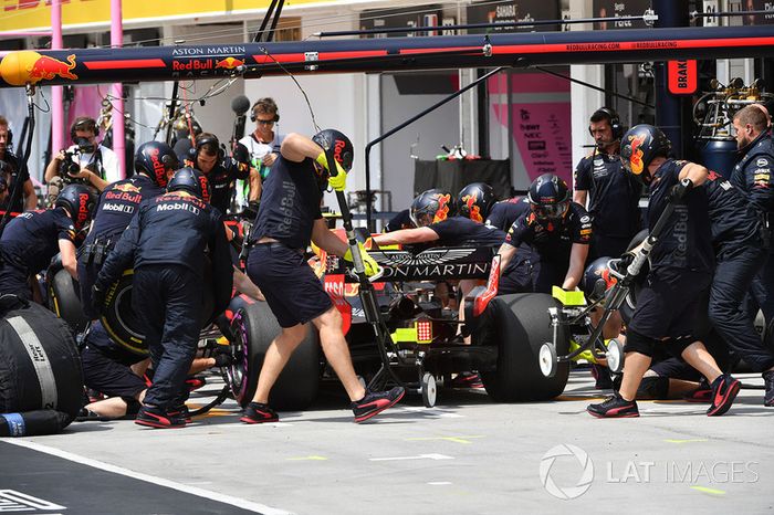 Max Verstappen, Red Bull Racing RB14 hace un pit stop