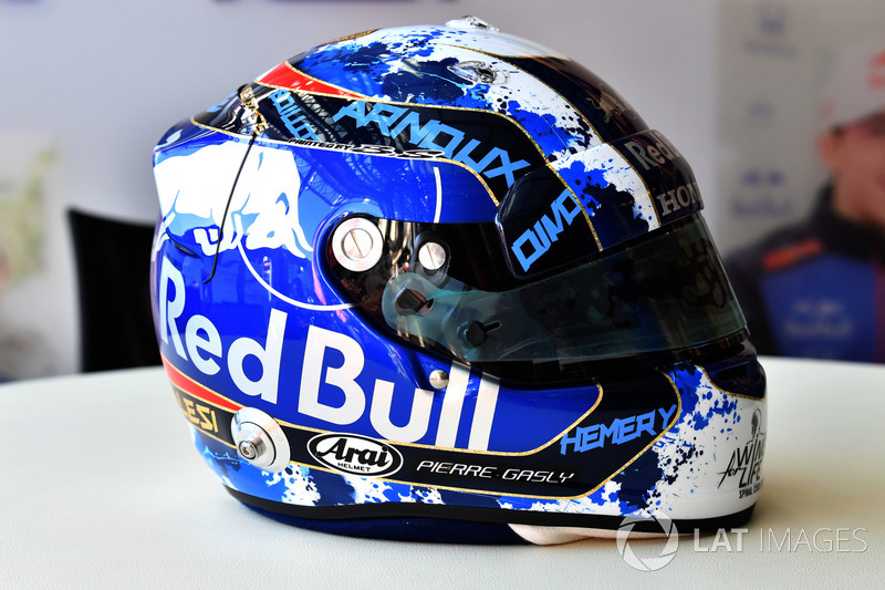 Шлем пилота Scuderia Toro Rosso Пьера Гасли