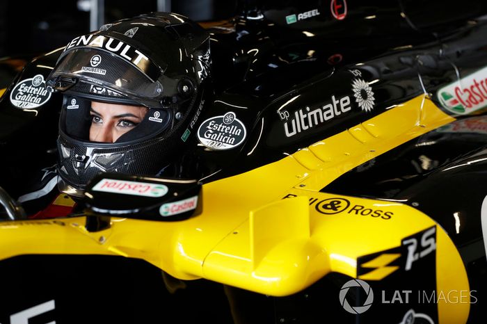 Aseel Al-Hamad, se prepara para conducir el F1 E20 de Renault de 2012 en el Renault Passion Parade
