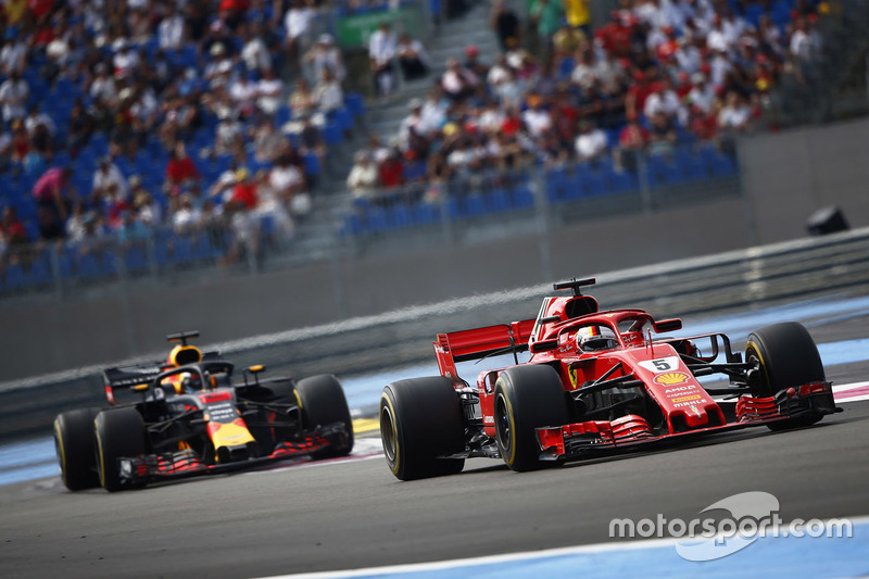 Себастьян Феттель, Ferrari SF71H, и Даниэль Риккардо, Red Bull Racing RB14