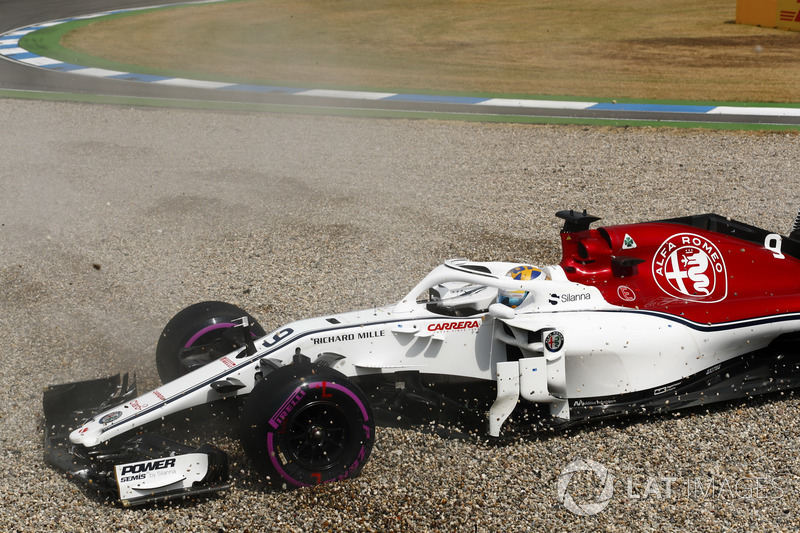Marcus Ericsson, Sauber C37, spins into a gravel trap in qualifying