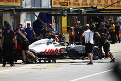 Romain Grosjean, Haas F1 Team, est poussé dans son garage après sa casse moteur