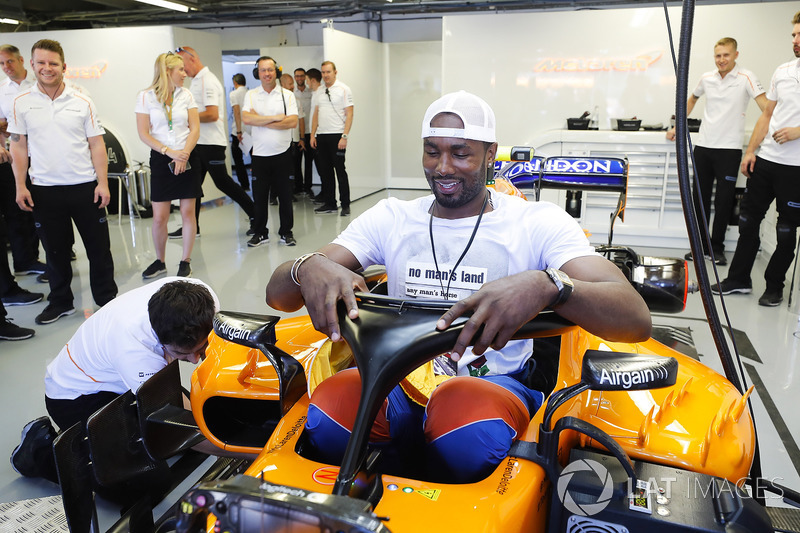 Баскетболист Toronto Raptors Серж Ибака в кокпите McLaren MCL33 Фернандо Алонсо