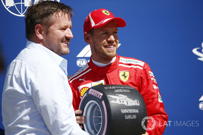 Paul Hembrey, director de Pirelli Motorsport, con el autor de la pole en Canadá, Sebastian Vettel