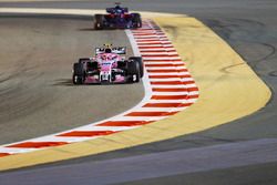 Esteban Ocon, Force India VJM11 Mercedes, Brendon Hartley, Toro Rosso STR13 Honda