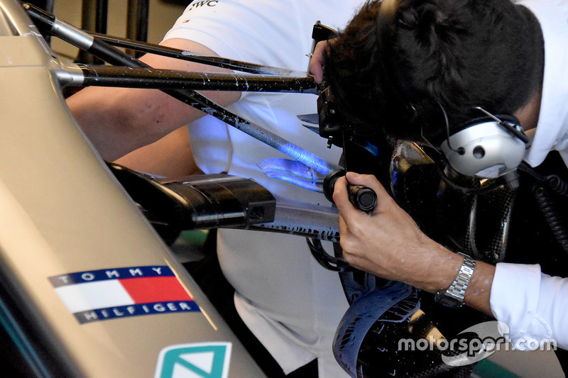 Mercedes AMG F1 W09, első futómű