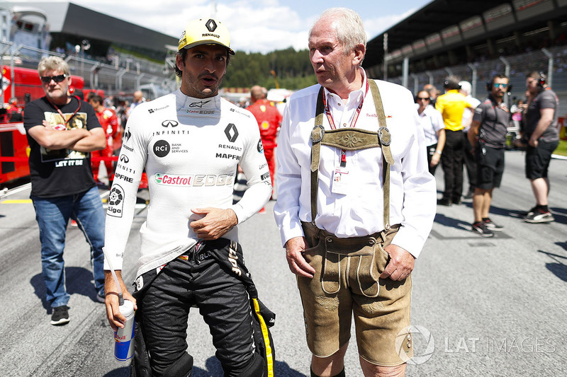 Carlos Sainz Jr., Renault Sport F1 Team, on the grid with Helmut Markko, Consultant, Red Bull Racing