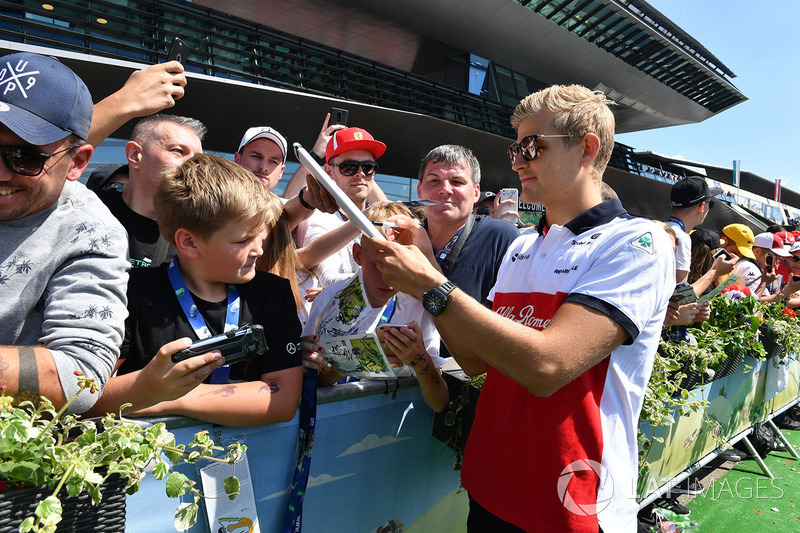 Marcus Ericsson, Sauber signe des autographes pour les fans