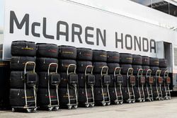 Una line apilada de cubiertas y neumáticos Pirelli para Stoffel Vandoorne McLaren MCL32 y Fernando Alonso McLaren