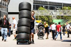 Miembro del equipo Sauber, neumáticos en el paddock