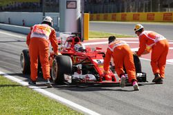 Sebastian Vettel, Ferrari SF70H, es asistido por oficiales en pista
