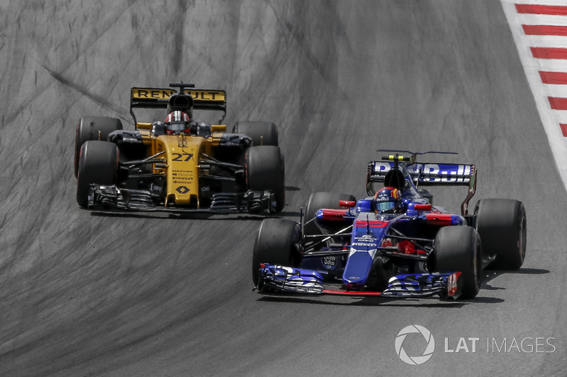 Nico Hulkenberg, Renault Sport F1 Team RS17 and Carlos Sainz Jr., Scuderia Toro Rosso STR12