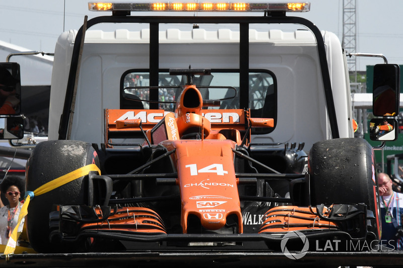 El coche de Fernando Alonso, McLaren MCL32, tras el abandono