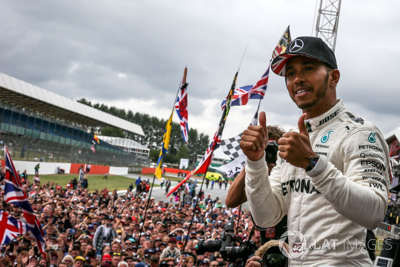 Race winner Lewis Hamilton, Mercedes AMG F1 celebrates with the fans