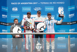 Podium: le vainqueur Yann Ehrlacher, RC Motorsport, le deuxième Esteban Guerrieri, Campos Racing, le troisième Mehdi Bennani, Sébastien Loeb Racing