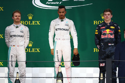Primero, Lewis Hamilton, Mercedes AMG F1 W07, segundo Nico Rosberg, Mercedes AMG Petronas F1 W07 y t