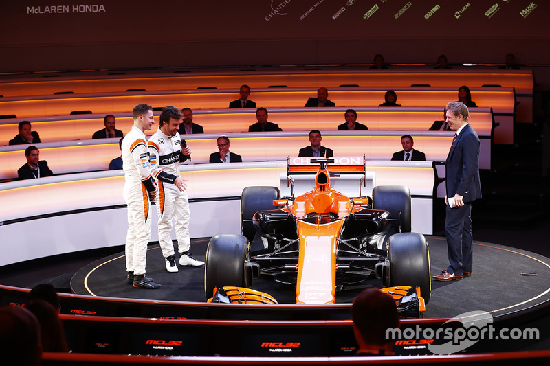 Fernando Alonso, McLaren, Stoffel Vandoorne, McLaren, en presentator Simon Lazenby met de MCL32