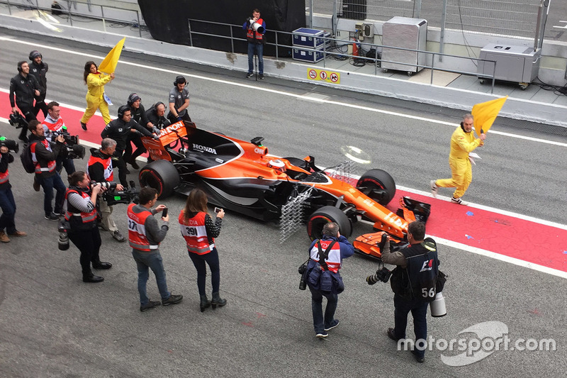 Stoffel Vandoorne, McLaren MCL32 pushed down the pit lane