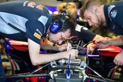 Mecánicos de la Scuderia Toro Rosso STR12 miran la nariz del Scuderia Toro Rosso STR12