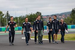 Daniil Kvyat, Scuderia Toro Rosso STR12 camina en la pista