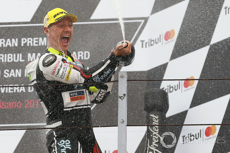 Le vainqueur de la course sur le podium : Dominique Aegerter, Kiefer Racing