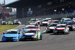 Start actie Nestor Girolami, Polestar Cyan Racing, Volvo S60 Polestar TC1 aan de leiding
