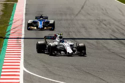 Lance Stroll, Williams FW40; Marcus Ericsson, Sauber C36