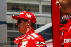Гонщик Ferrari Кими Райкконен возвращается в боксы после схода