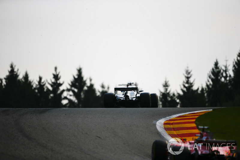 Lewis Hamilton, Mercedes AMG F1 W08, Sebastian Vettel, Ferrari SF70H
