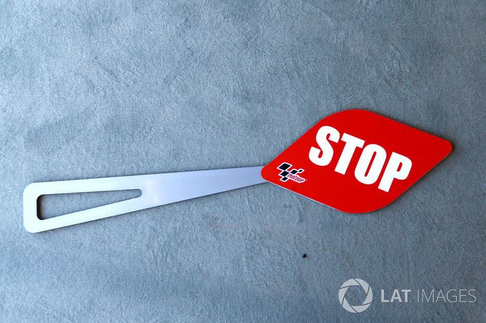 Paleta de alto para intercambio de moto en Pit lane