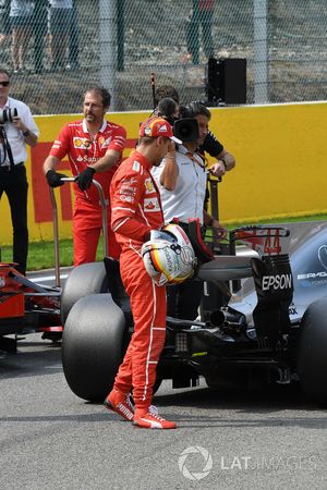 Sebastian Vettel, Ferrari celebra y observa el coche de Lewis Hamilton, Mercedes-Benz F1 W08  en par