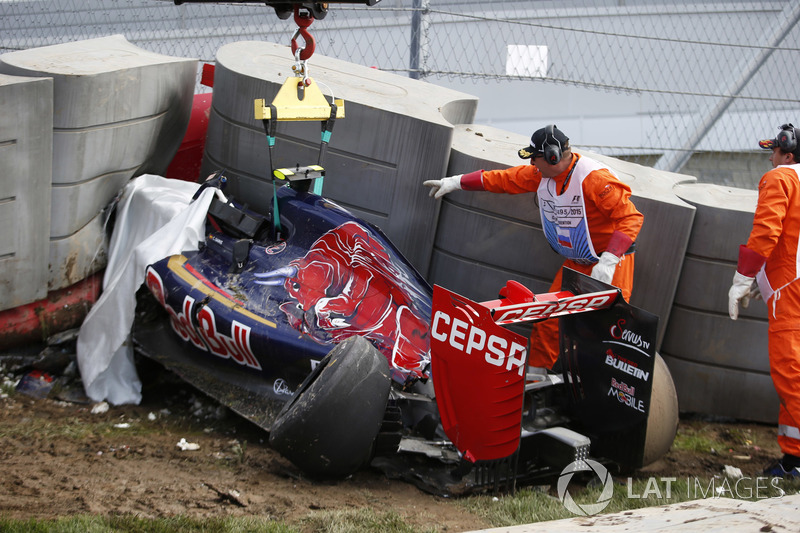 El coche Scuderia Toro Rosso STR10 de Carlos Sainz Jr. chocado en las barrera Tecpro