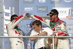 Podium: Tiago Monteiro, Honda Racing Team JAS, Honda Civic WTCC et Norbert Michelisz, Honda Racing Team JAS, Honda Civic WTCC