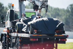 Вкритий McLaren MCL32 Фернандо Алонсо повертають у бокси