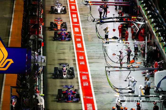 Carlos Sainz Jr., Scuderia Toro Rosso STR12, Kevin Magnussen, Haas F1 Team VF-17, Daniil Kvyat, Scuderia Toro Rosso STR12, Fernando Alonso, McLaren MCL32