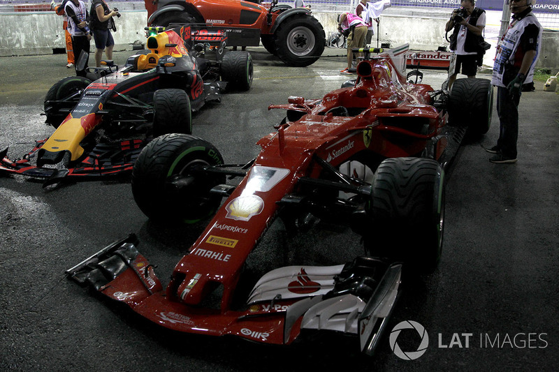 Kimi Raikkonen, Ferrari SF70H, Max Verstappen, Red Bull Racing RB13 ve Sebastian Vettel, Ferrari SF70H ilk tur kaza
