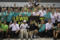 Racewinnaar Lewis Hamilton, Mercedes AMG F1, derde plaatse Valtteri Bottas, Mercedes AMG F1, viert f