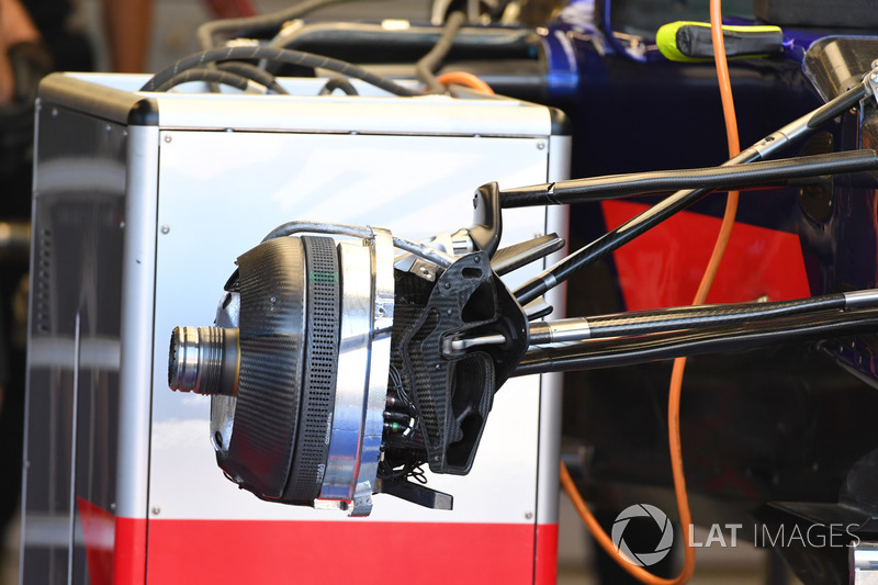 Передні гальма і кріплення колеса Scuderia Toro Rosso STR12