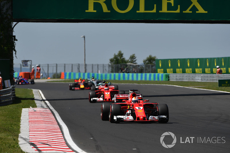 Себастьян Феттель, Ferrari SF70-H, лідирує на старті гонки