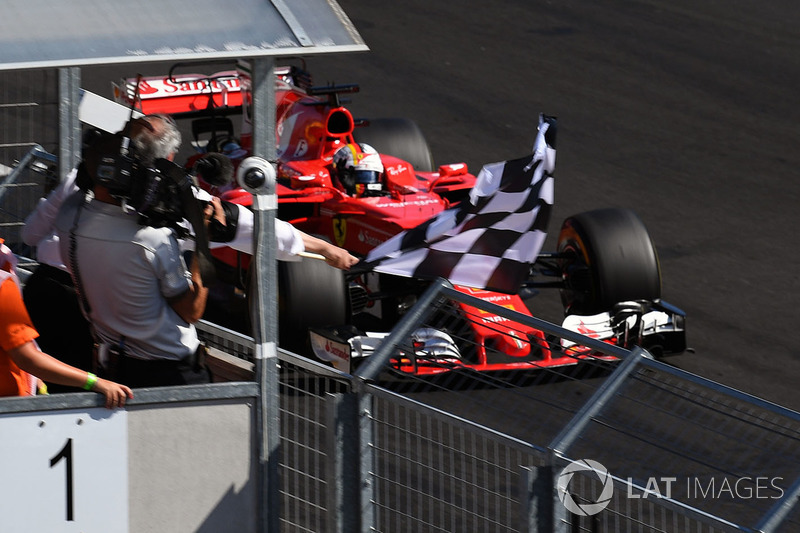 Ganador de la carrera Sebastian Vettel, Ferrari SF70-H con la bandera a cuadros